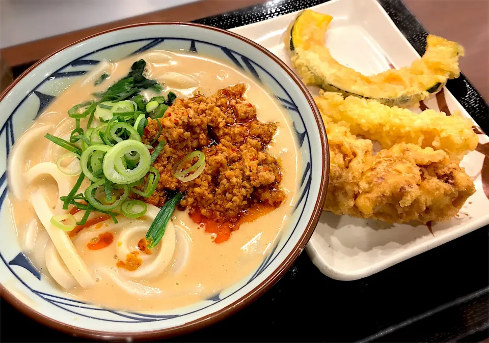 うま辛坦々うどん＋天麩羅＠丸亀製麺|toshi,I🍴さん