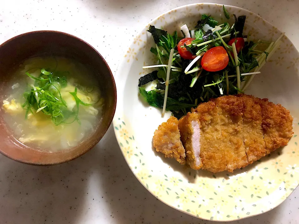 豚カツと水菜と新たまねぎのサラダと卵スープ|ころりんさん