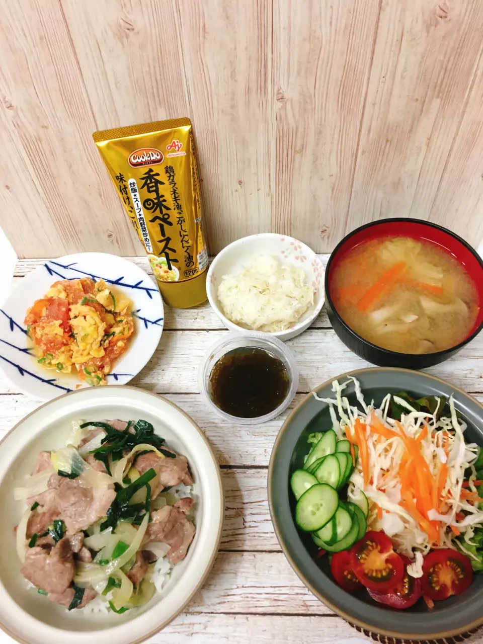 Snapdishの料理写真:香味スタミナ丼と卵とトマトの炒め物|chou  chouさん