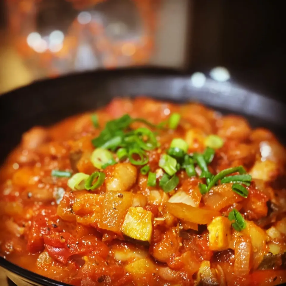 Do you like Chilli 
#dinner Hot 🥵 Very Hot Mixed Bean Vegetable Chilli  & Boiled Rice 
#hot #chilli #vegetables #chefemanuel #ilovcooking|Emanuel Hayashiさん