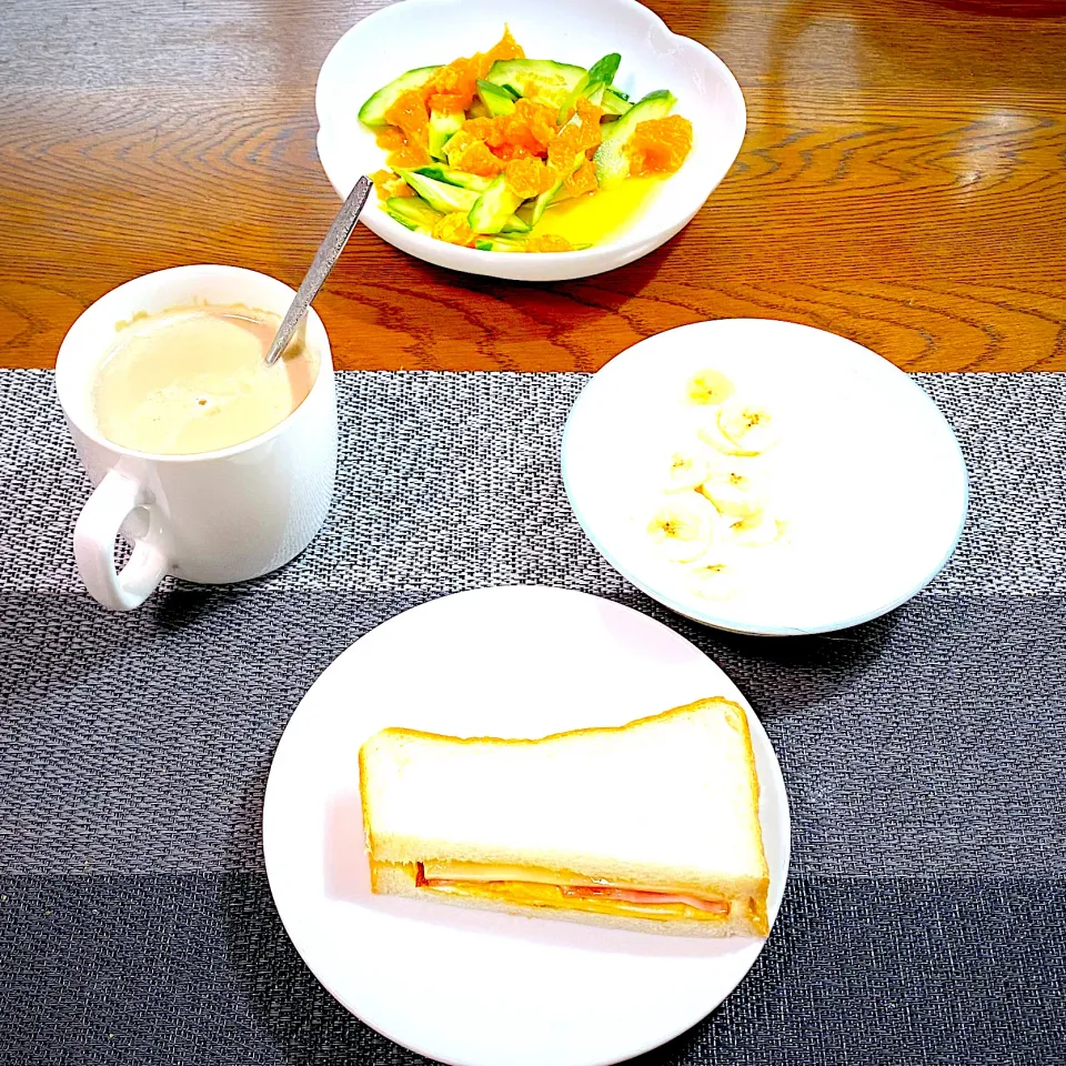 Snapdishの料理写真:3月 16日　朝ごはん、卵焼きベーコン、チーズのサンドイッチ、カフェオレ、ヨーグルトバナナ、煮林檎、|yakinasuさん