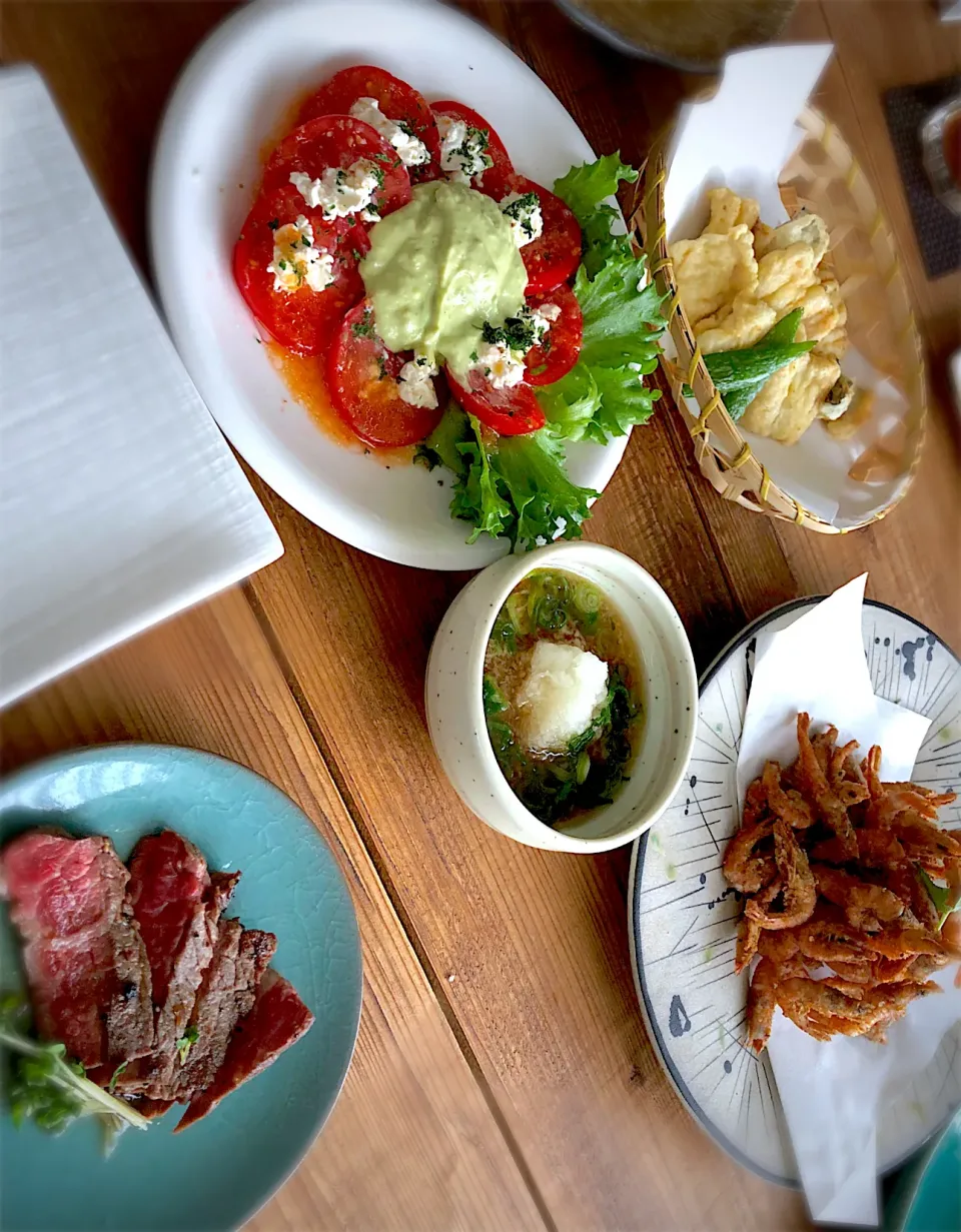 昼飲みset(≧▽≦)  🍅トマトとクリームチーズのアボカドディップ🥑♡小エビの唐揚げ♡穴子天ぷら♡miniステーキ|Mika  Funatsuさん