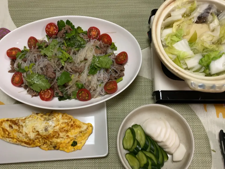 牛肉と春雨のタイ風サラダ、湯豆腐、挽肉入りオムレツ、きゅうりとかぶのぬか漬け|peanutsさん