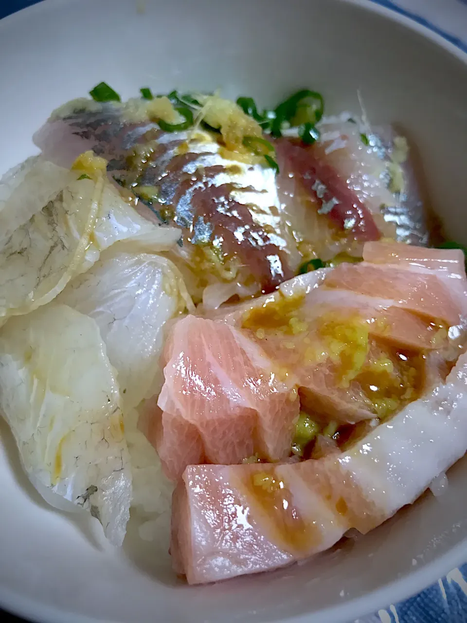 Snapdishの料理写真:海鮮丼　近所の絶対外さない魚屋さんの鮃と鯵と中トロの盛り合わせ　低塩だし醤油と金印香るわさび|カピバラおやじさん