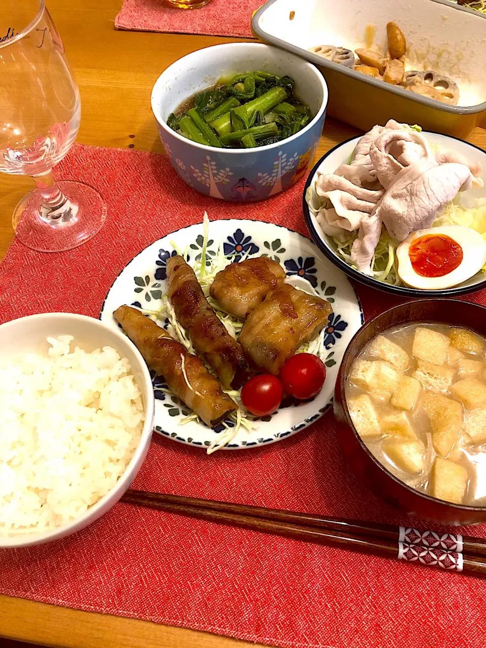 椎茸・ナスの肉巻き🥩豚しゃぶサラダ🥗ナメコの味噌汁|ピヨまるさん