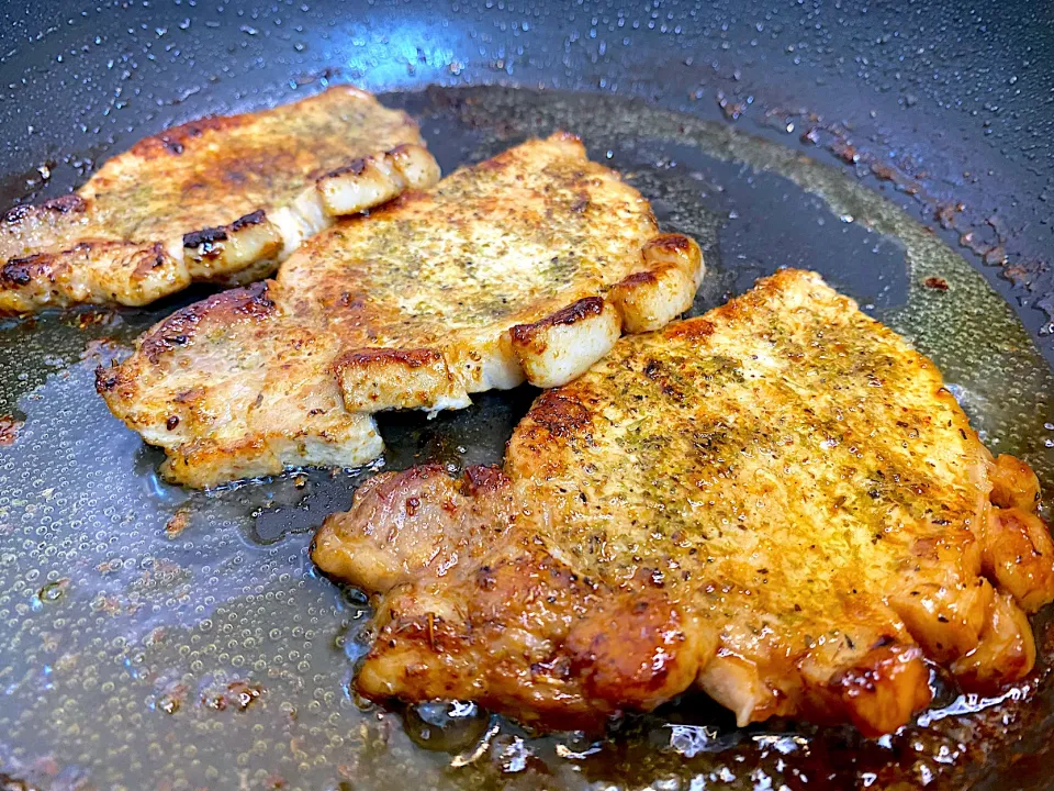 Fried Pork Chop in Italian and Chinese herbs and spices|Laarni Nabongさん