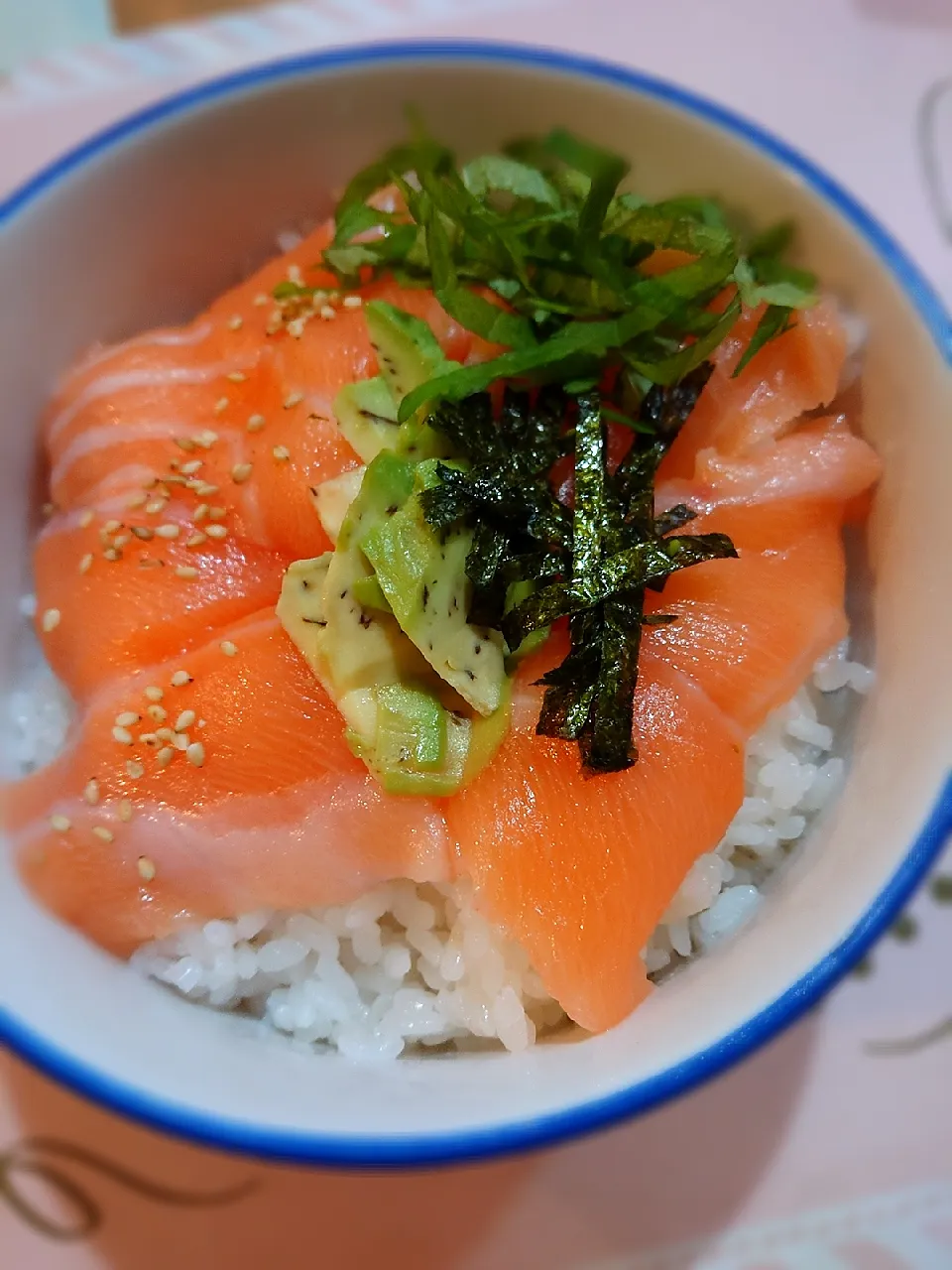 ～コストコのサーモンフィレ～
美味しさ爆発サーモンアボカド丼😆🐟|みぽりん♪さん