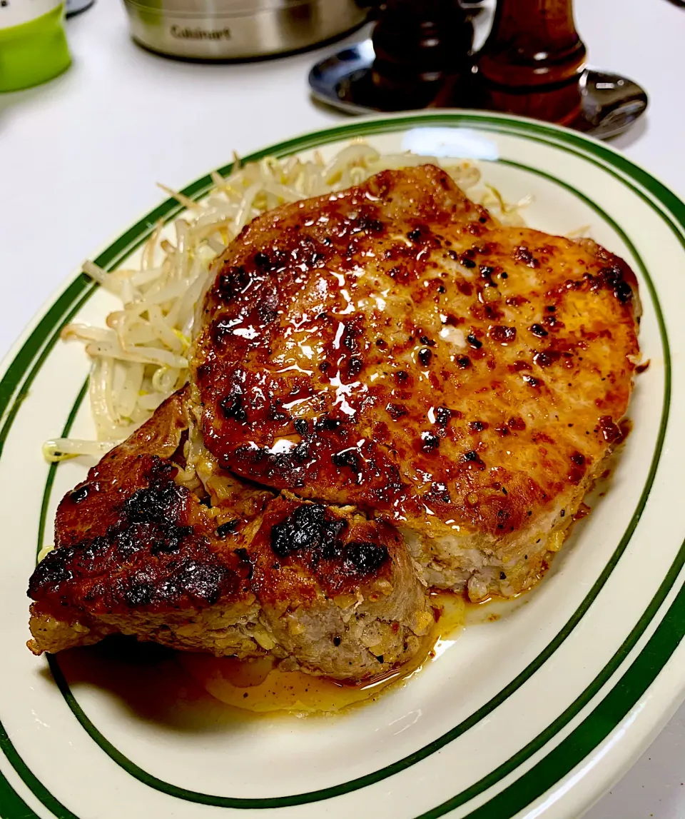 Honey & Garlic Juicy Pork Chops with Mung Bean Sprouts|gonbenさん