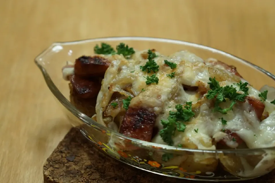 ソーセージとじゃがいものカリカリチーズ焼き|こたろーさん