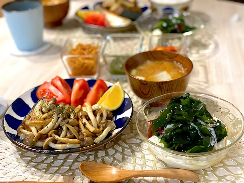 ぶりのバター醤油焼き　豆腐と海藻のサラダ|ひろさんとゆりさんさん