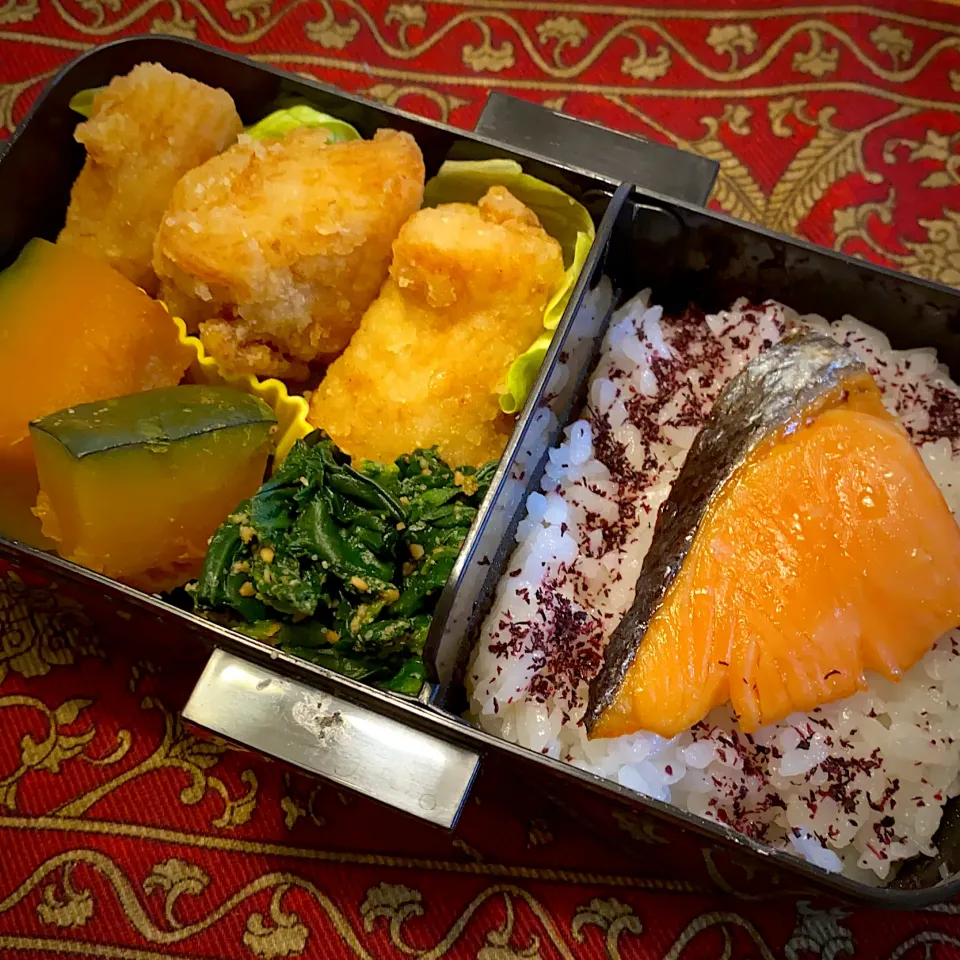 鶏の唐揚げと、南瓜の煮物と、ほうれん草の胡麻和えと、焼き鮭弁当|もえさん