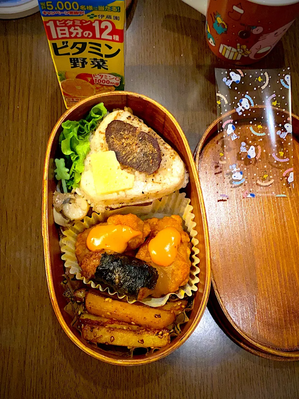 お弁当🍱　牛タン焼きおにぎり　粗挽き胡椒　チーズ🧀　蒸し帆立　レタス　フライドチキン　オーロラ辛ソース　海苔巻き鶏唐揚げ　フライドポテト　白胡麻醤油　野菜ジュース|ch＊K*∀o(^^*)♪さん