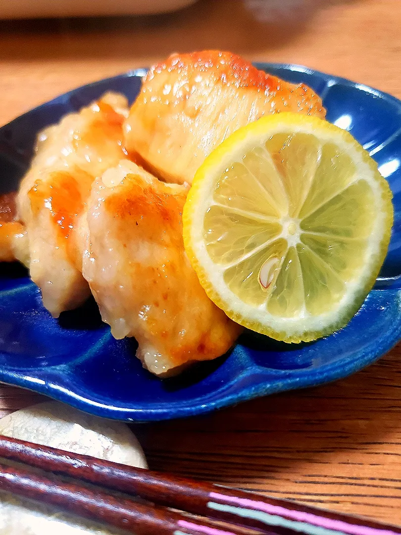 Snapdishの料理写真:古尾谷りかこさんの料理 鶏むね肉のレモン煮|かのりさん