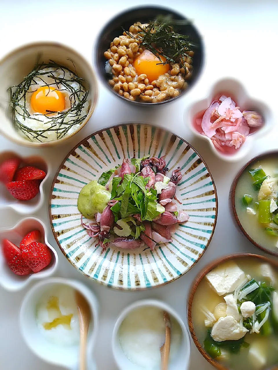 イチロッタさんの料理 本日の休日日曜日の朝ごはん。THE 納豆卵かけご飯❣️で、朝ごはん！|まめころさん