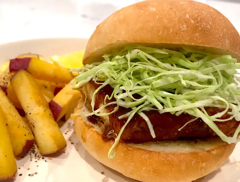 Chicken Cutlet Burger with HM Buns & Korean Yam Fried|Chie Sesayさん