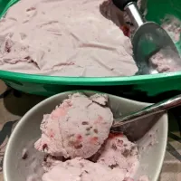 Snapdishの料理写真:No Churn Strawberry &  Blackberry Ice Cream 👍🐽👍|Mama Munch's Kitchenさん