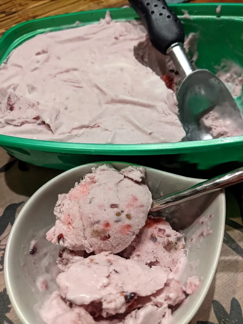 No Churn Strawberry &  Blackberry Ice Cream 👍🐽👍|Mama Munch's Kitchenさん