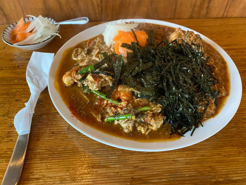 Snapdishの料理写真:タイ風エビ玉と極辛キーマクラシックのりだくのあいがけ🦐🍛🔥味玉トッピング🥚ピクルスマシマシ🥒|buhizouさん