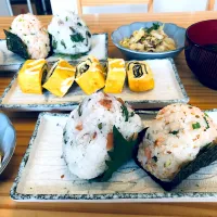 Snapdishの料理写真:海苔とチーズ🧀の卵焼きと2種のおむすび🍙(梅と大葉＆鮭と葱)|ReINaさん