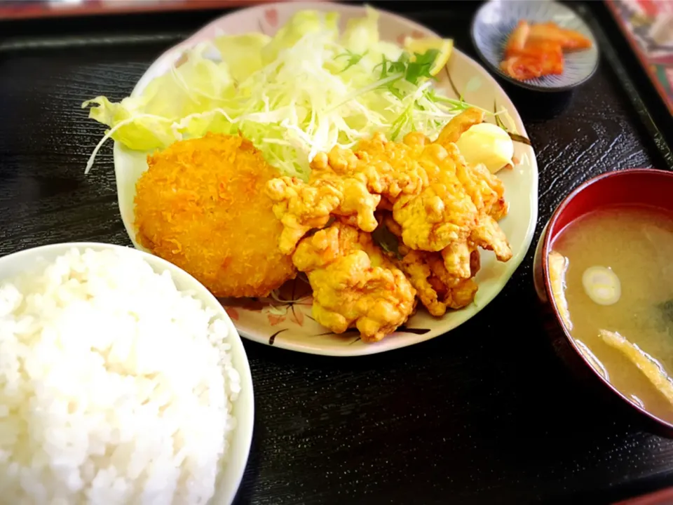 Snapdishの料理写真:ランチA（唐揚と野菜コロッケのダブル定食） ¥580|Blue Moon Caféさん