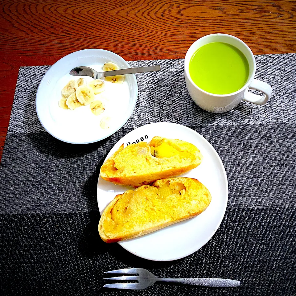 3月 17日　朝ごはん　薩摩芋パン、抹茶ラテ、ヨーグルトバナナ|yakinasuさん