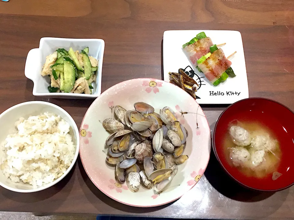 あさりの酒蒸し つみれ汁  アスパラのベーコン巻き わかさぎ佃煮 きゅうりと蒸し鶏の棒棒鶏風|おさむん17さん