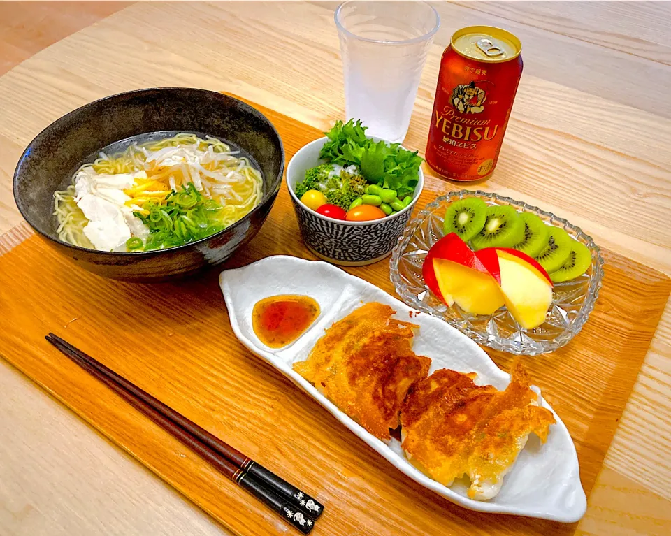 今日の夕食　柚子だし塩ラーメン　餃子　サラダ　フルーツ|ふわ猫はなちゃんさん