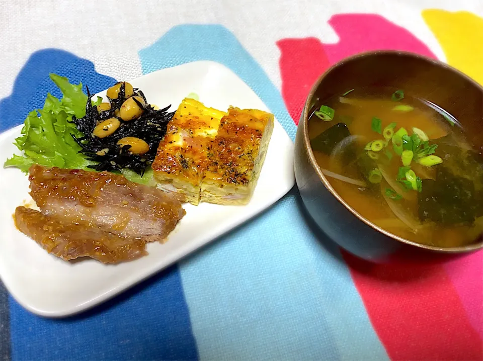 🌱至高の味噌豚
ハムと玉葱🧅の和風オムレツ
ひじき大豆煮
わかめと玉葱🧅の味噌汁|eiyadeさん