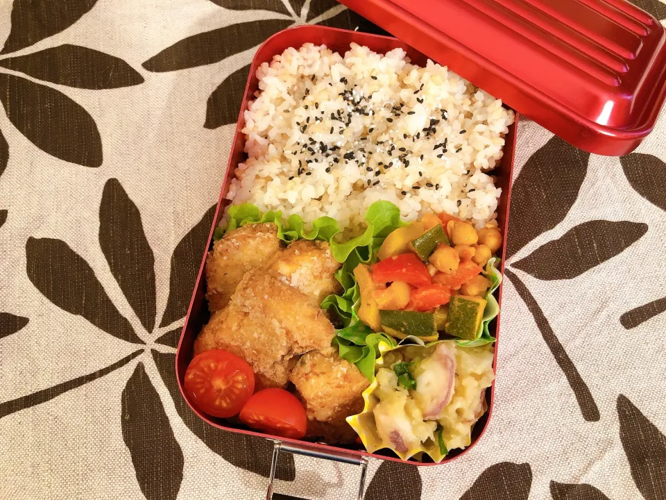 Snapdishの料理写真:高校生弁当　11-90 めかじきの竜田揚げ|mashaさん