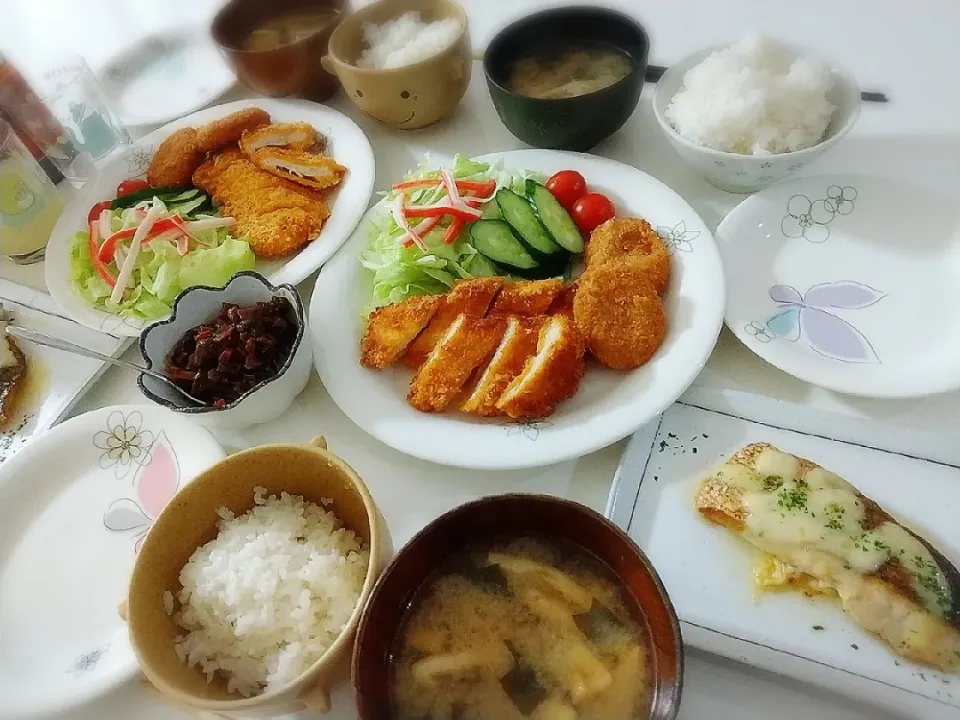 Snapdishの料理写真:夕食(*^^*)
ササミチーズカツ&ミニクリームコロッケ&サラダ🥗
真鯛のバターチーズソテー
南蛮味噌
お味噌汁(玉ねぎ、ワカメ、油揚げ)|プリン☆さん