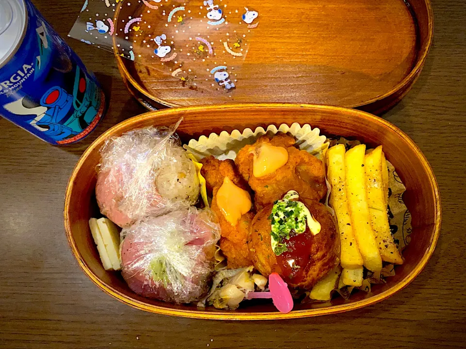 お弁当🍱　パストラミビーフのおむすび　バジルペースト　粗挽き胡椒　帆立出汁煮　チーズ　フライドチキン　オーロラ辛ソース　タコ焼き　ソースマヨネーズ青海苔　フライドポテト　クレイジーソルト　コーヒー|ch＊K*∀o(^^*)♪さん