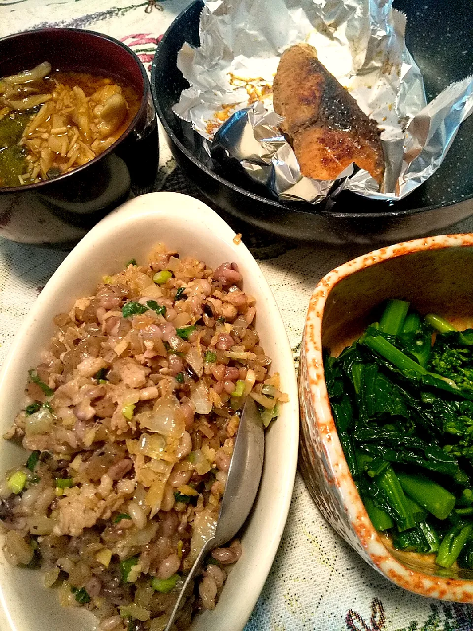 今日のお昼ごはん
※コンニャクでかさ増し豚こまジンジャーご飯
※ぶりの山椒醤油漬け焼き
※なばなのからし和え
※きのことワカメのお味噌汁|れあMIXさん