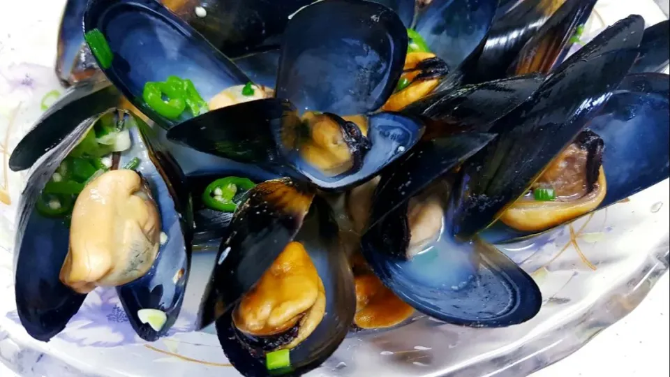 steamed mussels in sake with scallions and chili pepper|steven z.y.さん