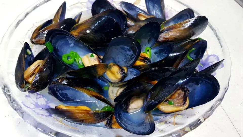 steamed mussels in sake with scallions and chili pepper|steven z.y.さん