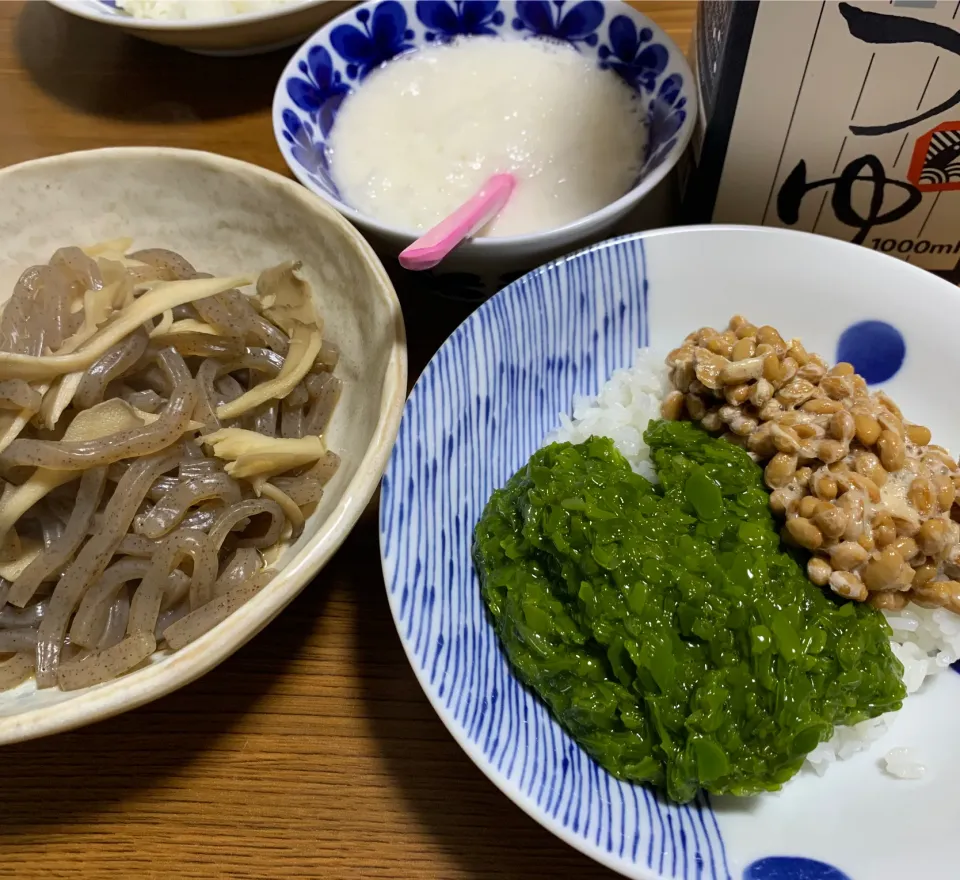 Snapdishの料理写真:3月18日夜はめかぶ納豆トロロ丼|とももさん