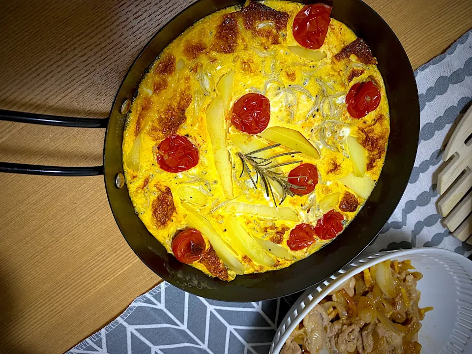 スキレットで北海こがねとしらすのオムレツ🍳|1614さん