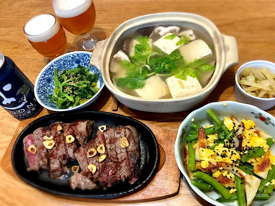 牛ランプ肉ステーキ　花わさびのお浸し　豆腐と椎茸とセロリの鍋　インゲン豆と竹輪の卵とじ|じゅんさんさん