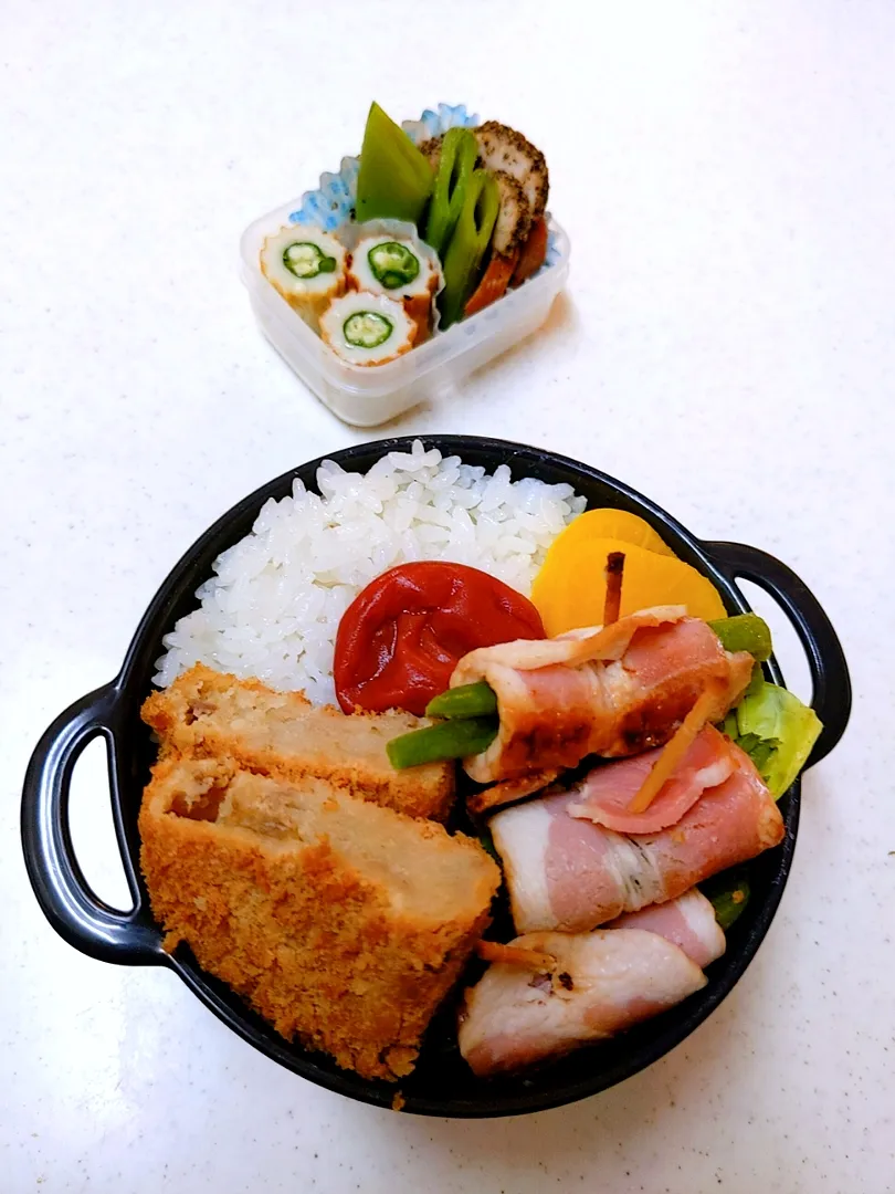 Snapdishの料理写真:今日の弁当★
旦那さんお一人様弁当です。
♧コロッケ
♧鴨ロース
♧ちくわとオクラ
♧レタス２種類
♧スナップえんどう
♧いんげんとベーコン巻き
♧梅干し
♧白ご飯
♧たくあん|yuriさん