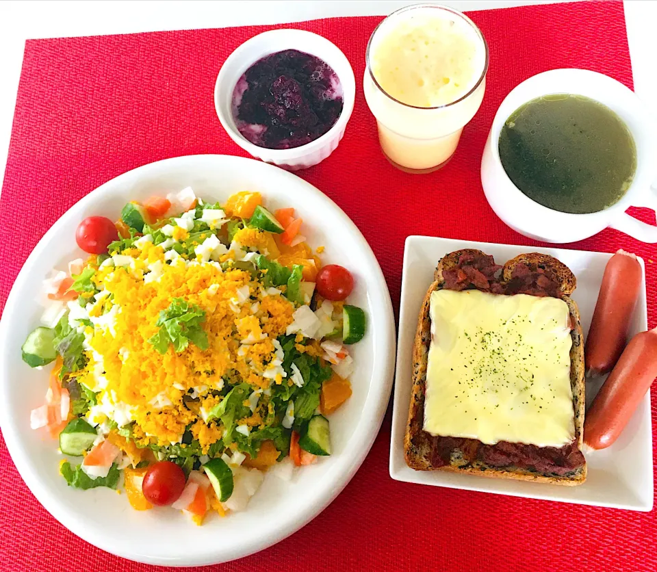 ハッピーモーニングセット💖😃スプーンで食べるたっぷり野菜のミモザサラダ🥗スパイスチキンカレーチーズトースト🍞🧀葡萄ジャムヨーグルト🍇ミルクセーキ🥛パイナップル🍍の芯入り💖ワカメ入り鶏ガラコラーゲンスープ😋完食笑笑👍|HAMI69さん