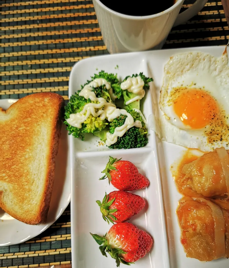 朝ごパン〜cabbage roll
Fried egg  Brocoli salad  stawbery|ペンギンさん