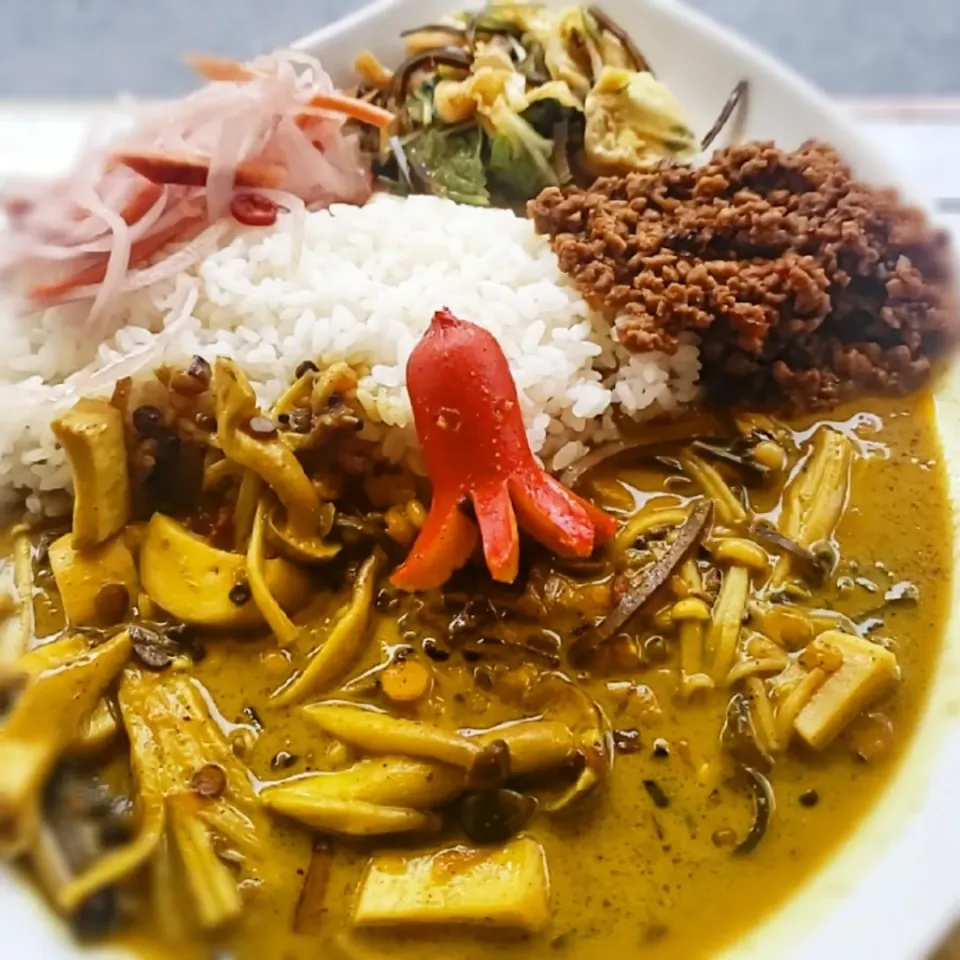 キノコのミックスダルーカレーと牛キーマカレーのあいがけカレーwithタコさんウインナー🐙|ふじわらたくやさん