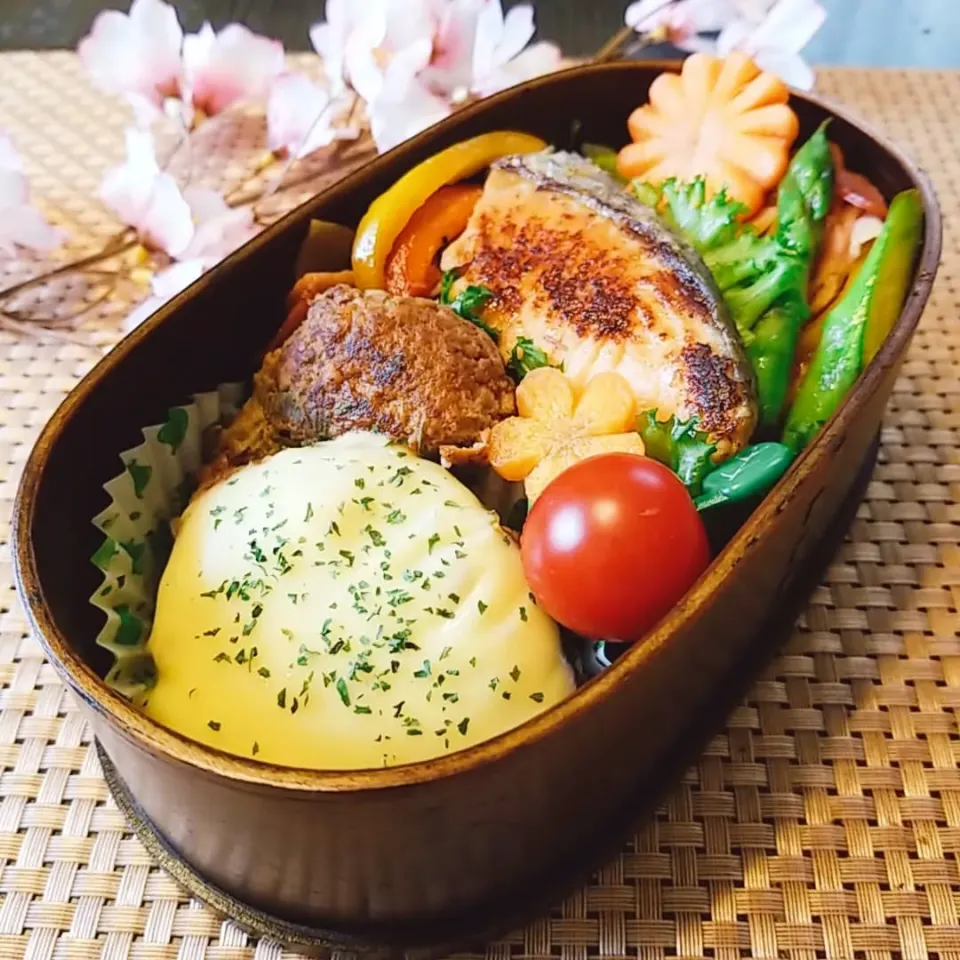 今日のお弁当。
葉玉ねぎの煮込みハンバーグ。チーズのせ。鮭の西京焼き。|yoshiyoshiさん