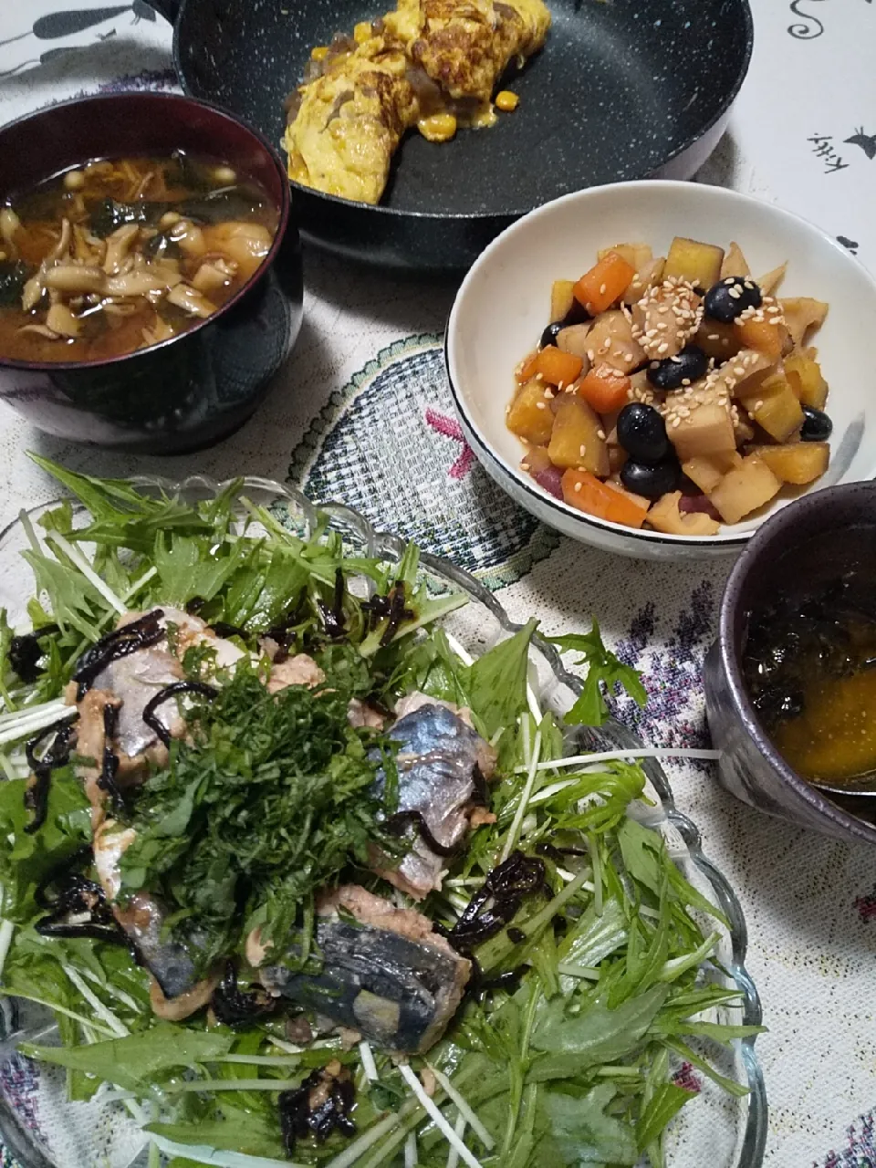 今日のお昼ごはん
※水菜とサバ缶の塩昆布ドレッシングサラダ
※根菜と黒豆の甘辛煮
※こんにゃくとコーンのオムレツ
※きのことワカメのお味噌汁|れあMIXさん