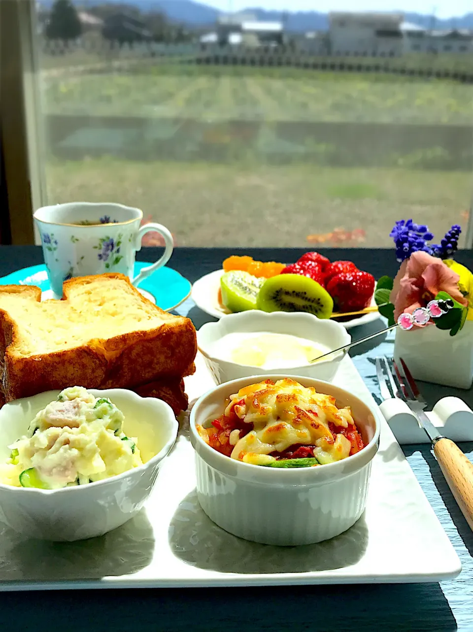 アボカドと豆腐のグラタンでワンプレート朝ごパン🥝🍓🍊無農薬フルーツと共に|サミカさん