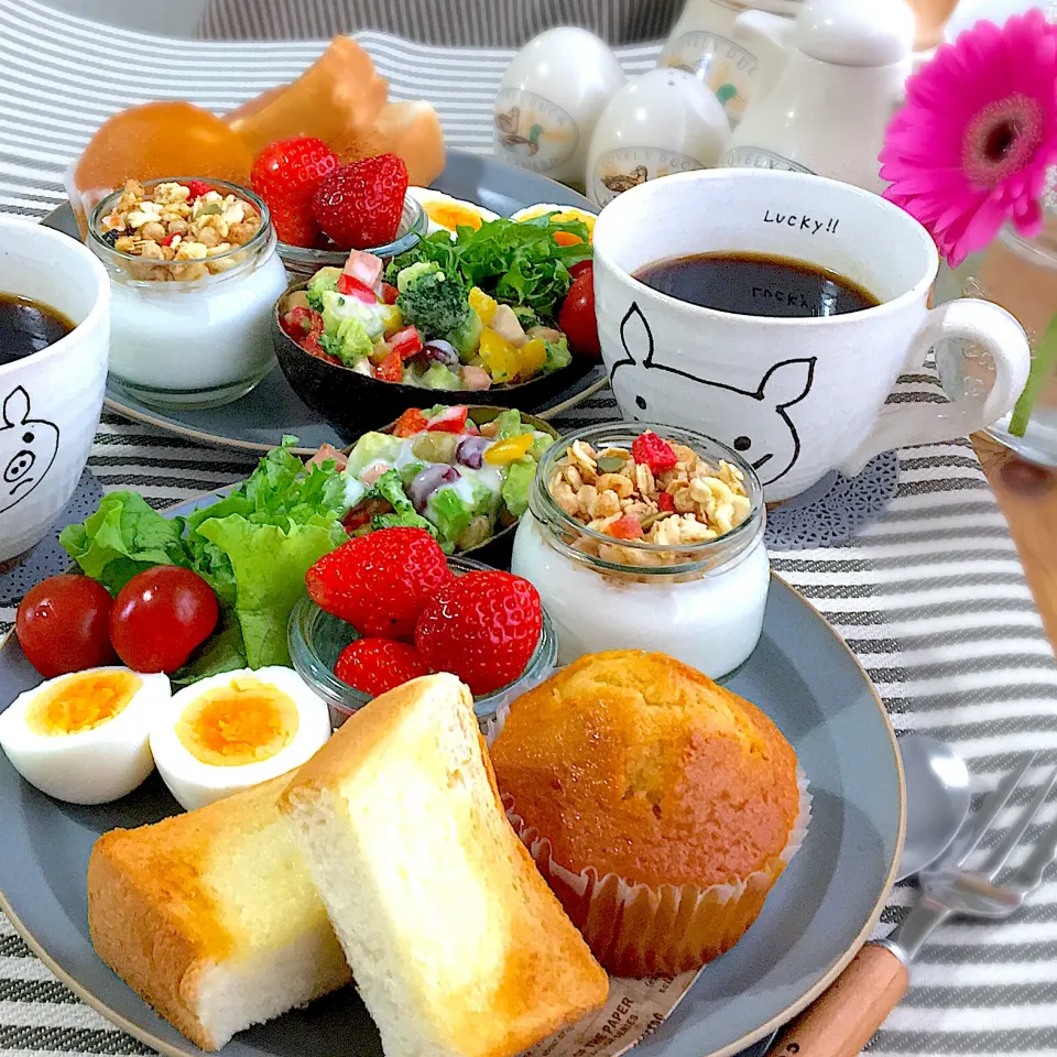 チーズ入りマフィンとアボカドカップのチョップドサラダのあさごはん🌤🍴🍞☕️⋆*|mou mouさん