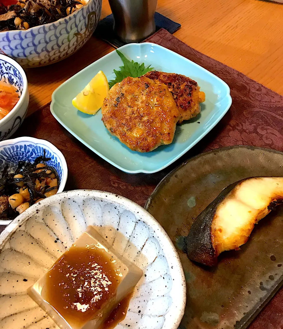 銀鱈西京焼き、鳥とひよこ豆のつくね風　ひじとひよこ豆の炊いたん|sobacoさん