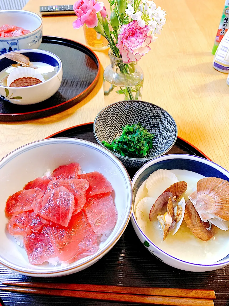 Snapdishの料理写真:まぐろの切り落とし丼とホタテの稚貝の味噌汁で晩御飯|Mikaさん