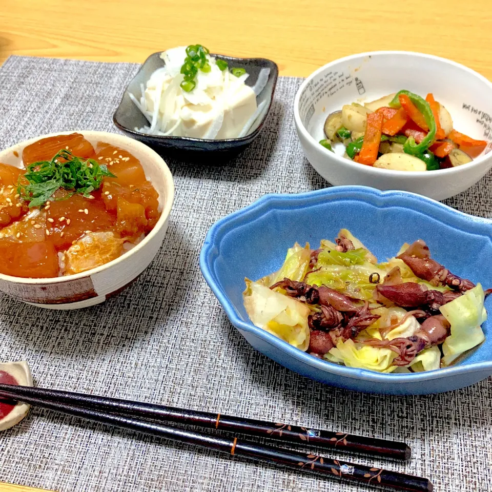 マグロの漬け丼、ホタルイカとキャベツのガーリック炒め、冷奴、野菜炒め|ツインうさぎさん