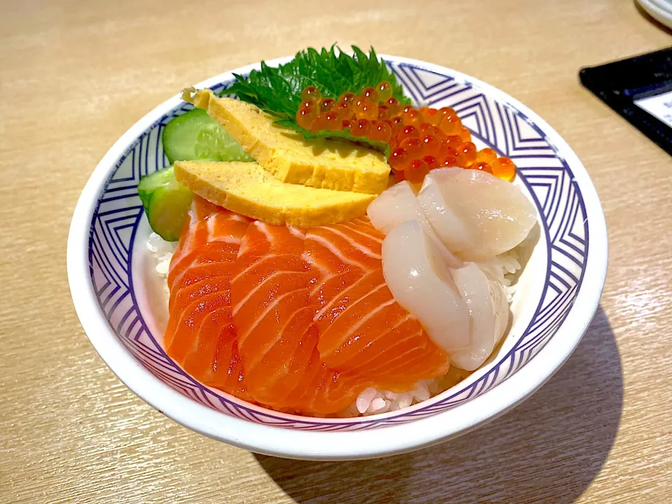 Scallops, salmon & salmon roe rice bowl|skyblueさん