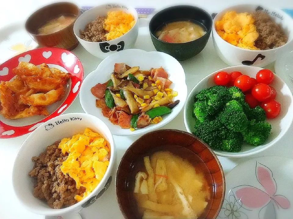 夕食(*^^*)
二色丼(そぼろ、たまご)
エリンギとスナップエンドウとベーコンのコーンバター醤油炒め
もちチーズ揚げ餃子
ブロッコリーとミニトマトのサラダ🥗
お味噌汁(豆腐、油揚げ、カニカマ)|プリン☆さん